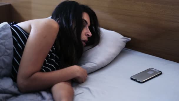 Woman find out she woke up late - Filmmaterial, Video