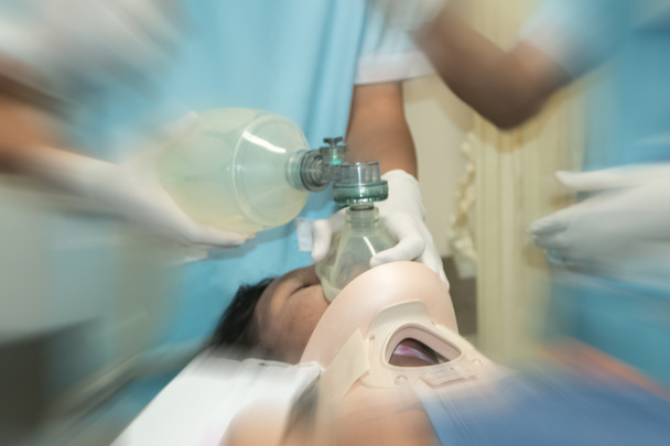 Reanimación paramédica de un paciente en un hospital
 - Foto, imagen