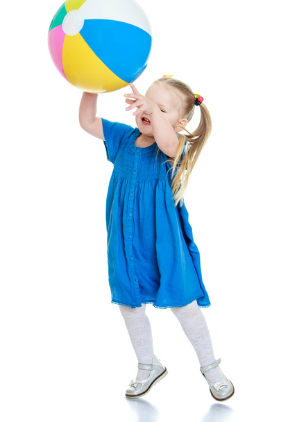 Beautiful girl playing ball - Φωτογραφία, εικόνα