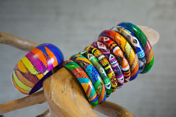 Un montón de pulseras de colores de madera. Pintado a mano en el estilo de América Latina
 - Foto, Imagen