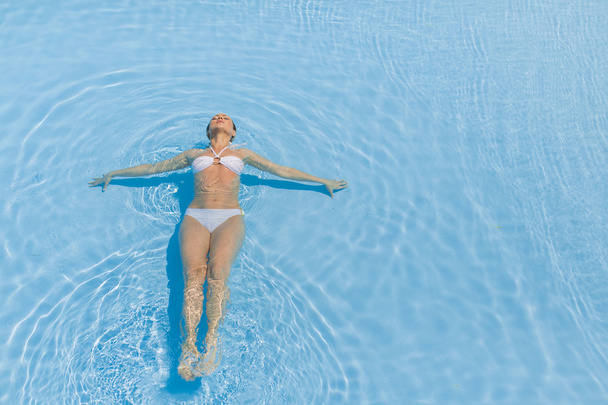 fiatal nő a medencében - Fotó, kép