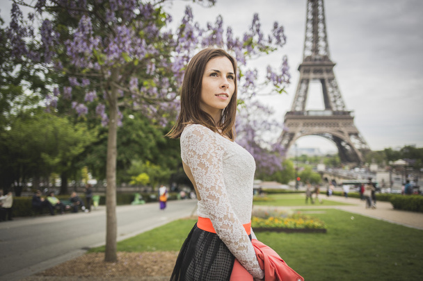 Turisztikai fiatal nő eifel torony Párizs - Fotó, kép