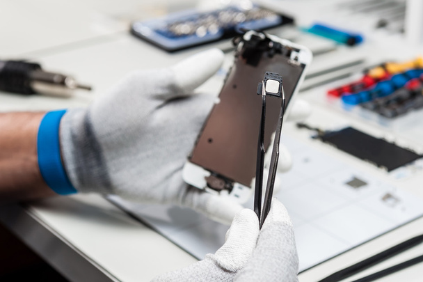 Фотографии крупным планом, показывающие процесс ремонта мобильных телефонов - Фото, изображение