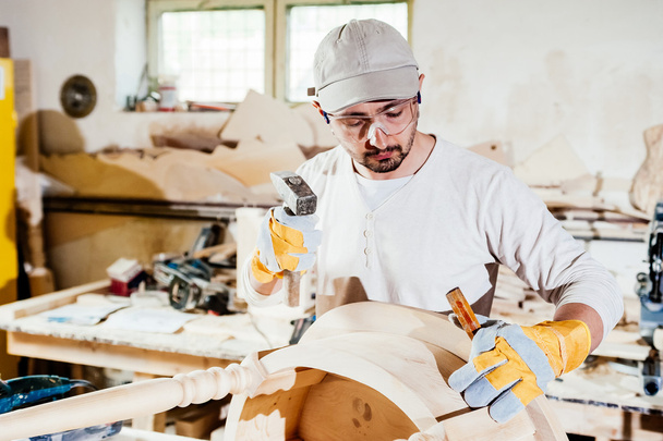 Carpintero trabajando en una mesa de madera
 . - Foto, imagen