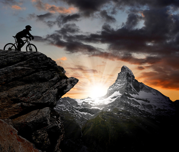 ποδηλάτης σιλουέτα στις Άλπεις ελβετικό - Φωτογραφία, εικόνα