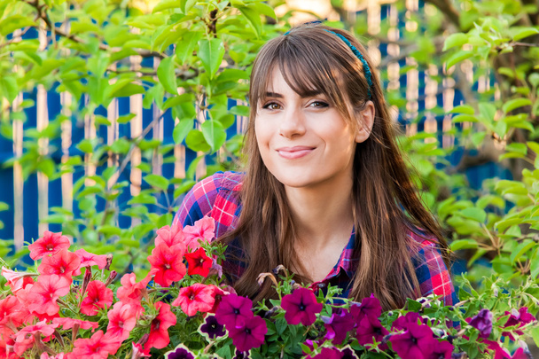 jeune femme plantant des fleurs dans le jardin. - Photo, image