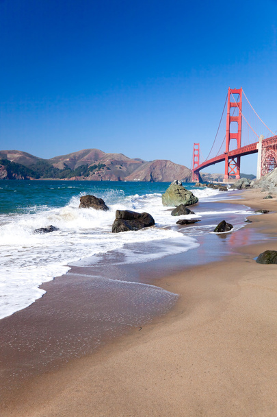 Il Golden Gate Bridge con le onde
 - Foto, immagini