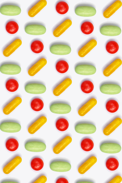 pastillas / cápsulas de color arranegadas en filas
 - Foto, Imagen