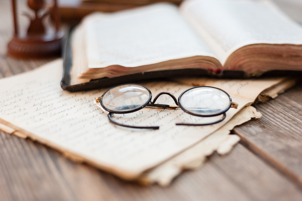 alte Bücher und alte Brillen auf Holzgrund - Foto, Bild