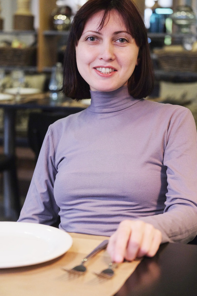 Woman sitting in the restaurant - Фото, изображение