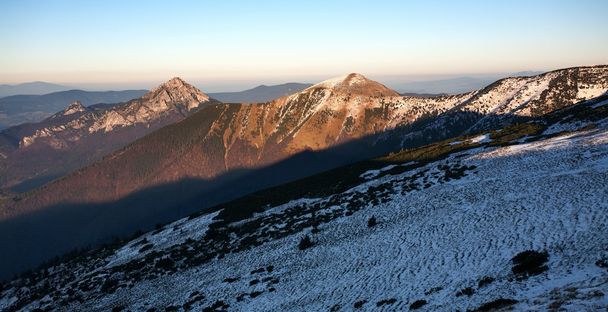 Coucher de soleil printanier à Mala Fatra Mountain Range, Slovaquie
 - Photo, image