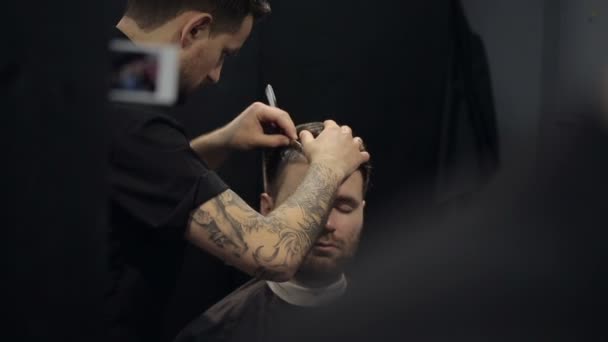 Barber Cuts the Hair in the Barbershop. Slow Motion - Materiał filmowy, wideo
