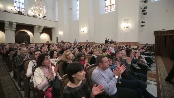 BELARUS, MINSK - 8 APRIL, 2015: Children's choir concert. Many men and women sit at concert and applaud - Záběry, video
