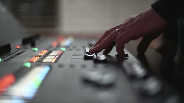 Man mixing sound at professional sound mixer - Filmagem, Vídeo