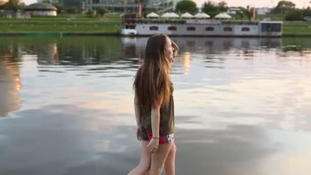 zwei Mädchen im Teenager-Alter zu Fuß - Filmmaterial, Video