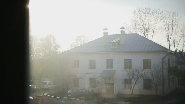 Antigua casa para demolición fue construida en 1945 después de la Segunda Guerra Mundial los constructores prisioneros de la Alemania nazi. Belarús, Minsk, URSS
 - Metraje, vídeo