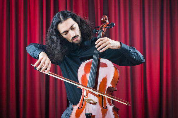 Hombre tocando el violonchelo
 - Foto, Imagen