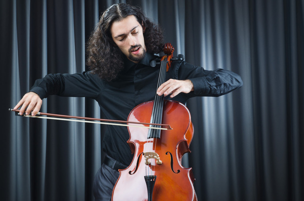 Homme jouant du violoncelle
 - Photo, image