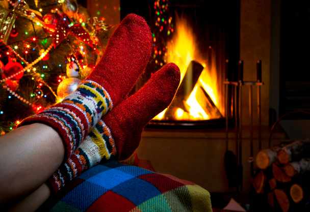 Romántica noche de invierno junto a la chimenea Árbol de Navidad y Navidad
 - Foto, Imagen