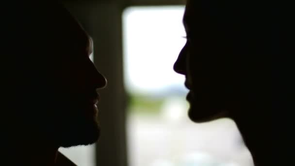 Крупним планом обличчя двох молодих людей, які розмовляють обіймаються і цілуються
 - Кадри, відео