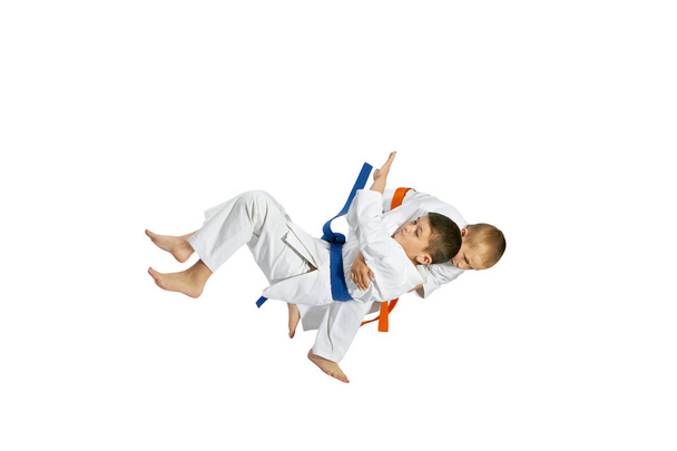 Deux athlètes font des lancers de judo
 - Photo, image
