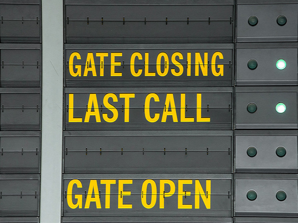 Gate Schließen, Gate Öffnen und letzter Anruf auf Flughafen informat - Foto, Bild