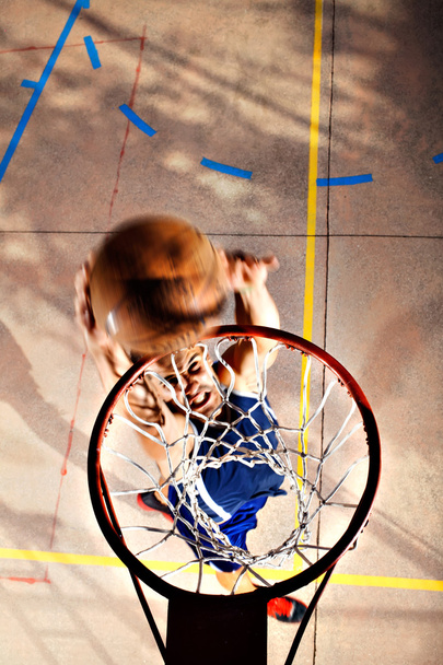 young basketball player playing with energy - Zdjęcie, obraz