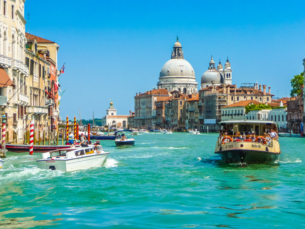 Большой канал с базиликой Санта-Мария-делла-Салют в Венеции
 - Фото, изображение