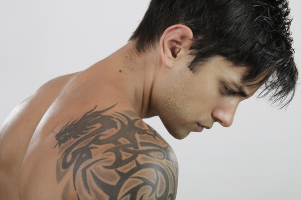 Сексуальный мужчина с татуировкой
 - Фото, изображение