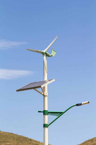 lampione con pannello solare e turbina eolica in Cina
. - Foto, immagini
