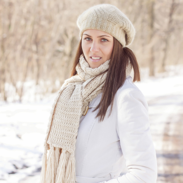 Sonriente encantadora mujer joven retrato de invierno
 - Foto, Imagen