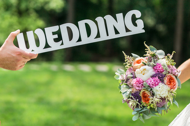 vőlegény és menyasszony kezét, esküvő szó és gyönyörű esküvői b - Fotó, kép