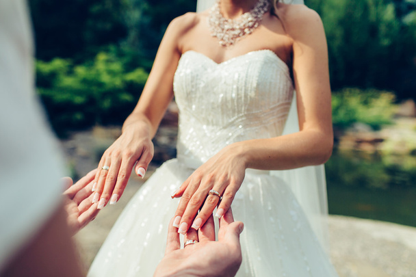 Menyasszony és vőlegény kéz a kézben - Fotó, kép