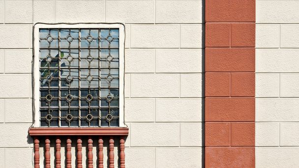 Pared de crema con ventana, balaustrada y fondo de columna
 - Foto, Imagen