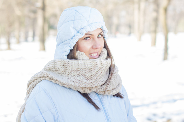 Zimowe portret młodej kobiety odkryty - Zdjęcie, obraz