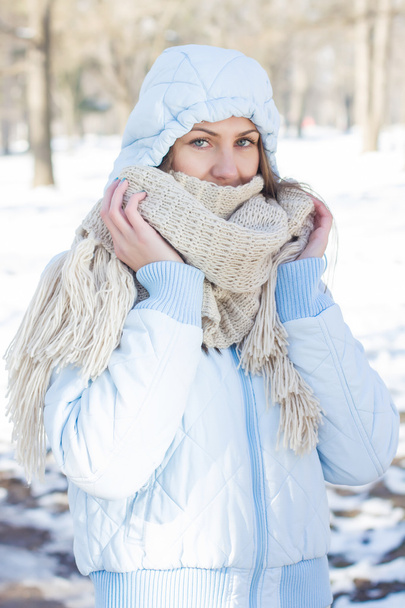 Retrato de invierno de mujer joven al aire libre
 - Foto, imagen