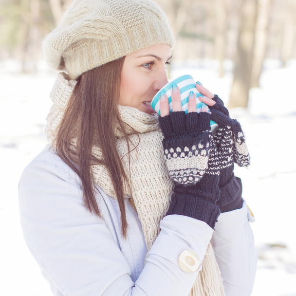  Όμορφη γυναίκα απολαμβάνοντας πίνοντας ζεστό τσάι - Φωτογραφία, εικόνα