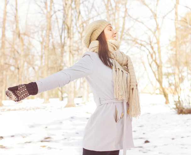 Nautinto Happy Lovely rentouttava nuori nainen nauttii talvesta
 - Valokuva, kuva