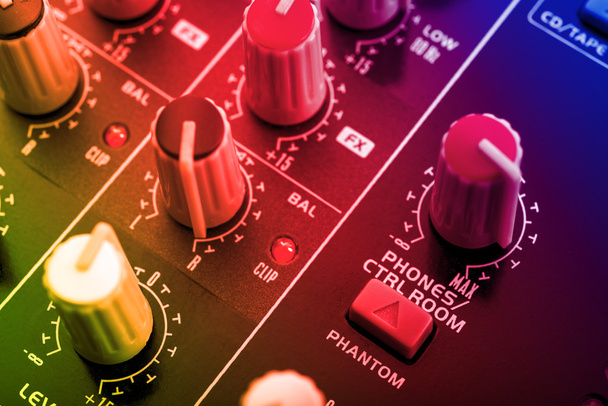 tableau des boutons d'une console de mixage
 - Photo, image