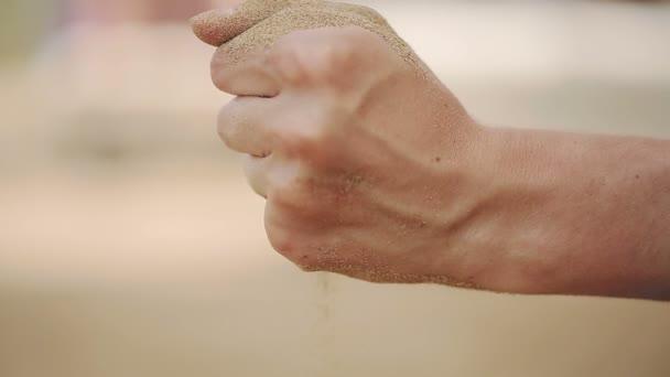 Kadın onun aracılığıyla düşen kum ile sahilde eller. Yakın çekim - Video, Çekim