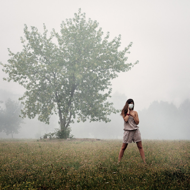 The girl in the fog - 写真・画像