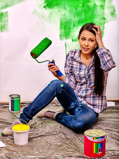 Mujer pared de pintura en casa
. - Foto, imagen