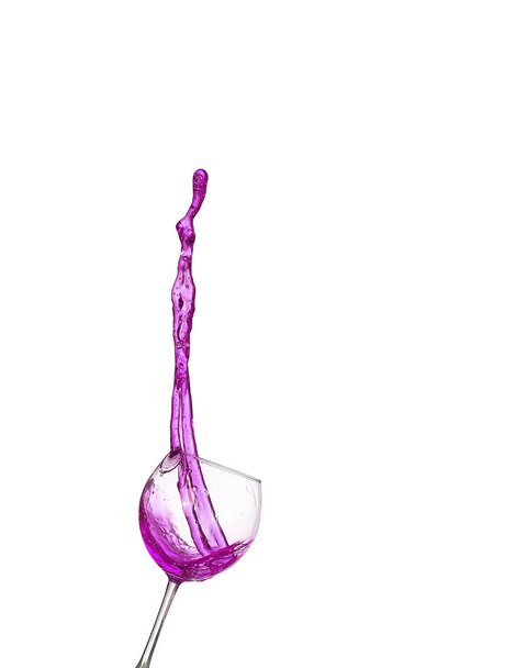 Paarse alcoholische cocktail op witte isoleren splash - Foto, afbeelding