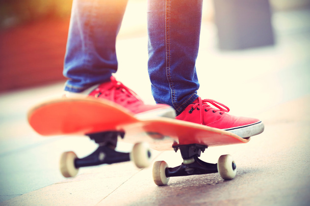 skateboarder riding skateboard - Foto, Bild
