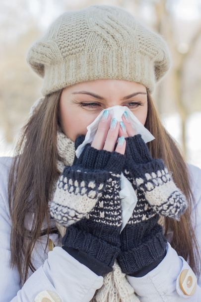 Mladá žena v zimním oblečení smrkání  - Fotografie, Obrázek