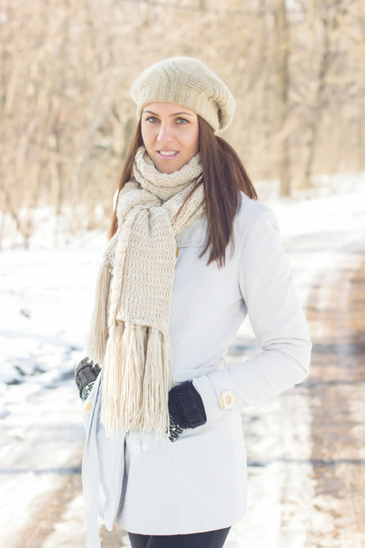 Mosolygó gyönyörű fiatal nő téli portré - Fotó, kép