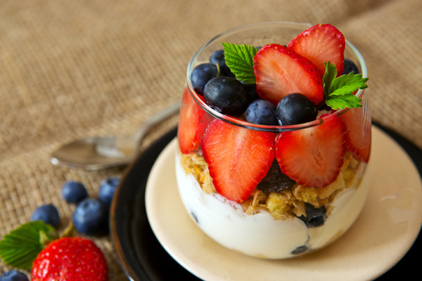 frischer Joghurt mit Erdbeeren . - Foto, Bild