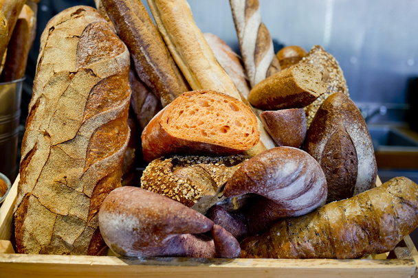 Baguettes de pan francés en caja de madera
. - Foto, imagen