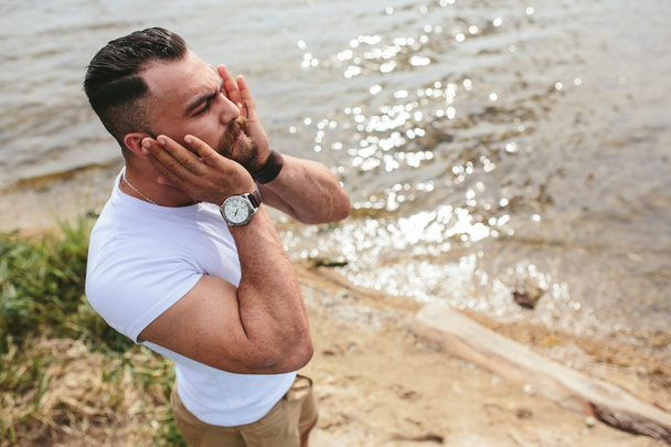 Amerikaanse bebaarde Man raken zijn baard - Foto, afbeelding