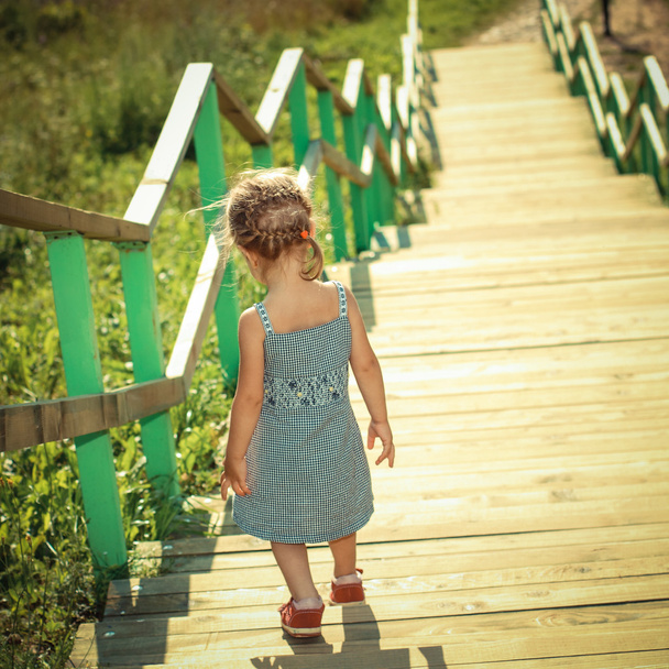 Little girl walking down stairs - Фото, зображення